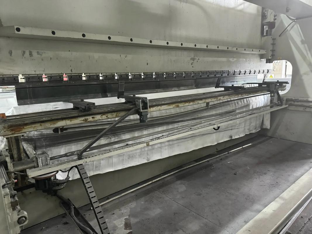 铝单板与木质家具制造设备升级 6米与4米固肯数控折弯机、雕刻机及剪板机应用解析